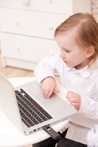 Kind mit Laptop — Stockfoto