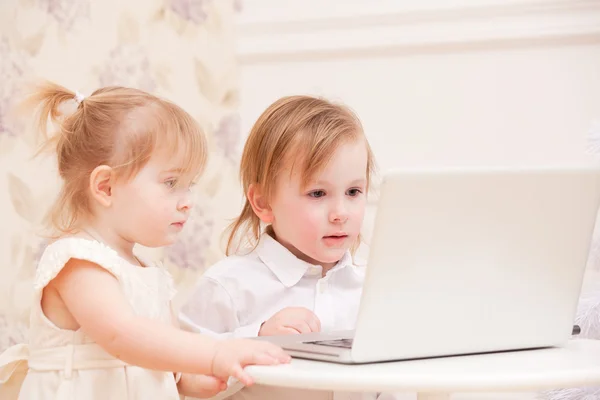 Dzieci z laptopa w pomieszczeniu. — Zdjęcie stockowe