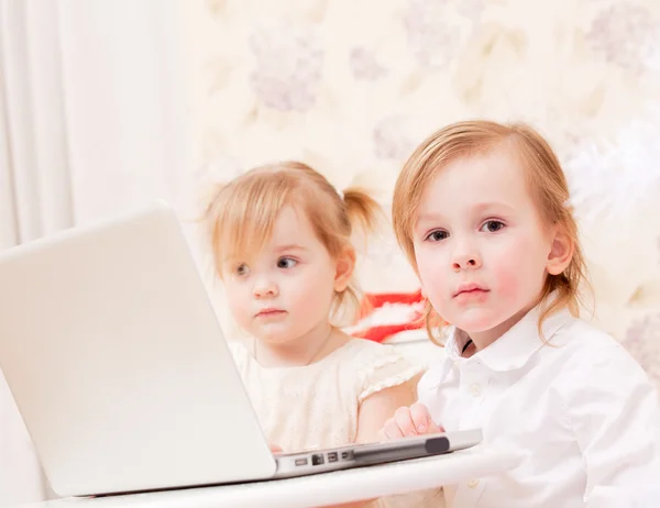 室内のラップトップを持つ子ども. — ストック写真