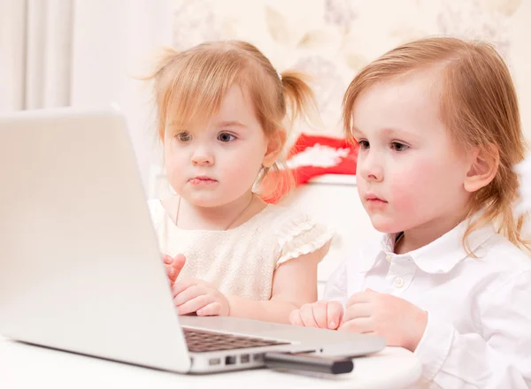 Barn med laptop inomhus. — Stockfoto