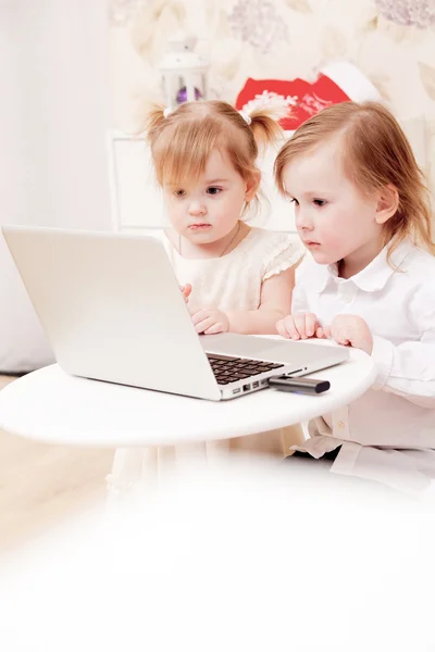 Kinder mit Laptop drinnen. — Stockfoto