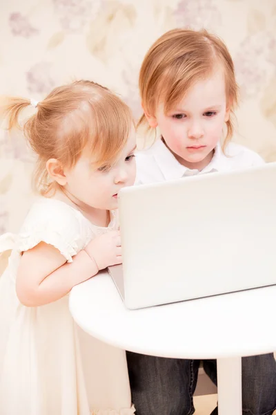 Barn med laptop inomhus. — Stockfoto