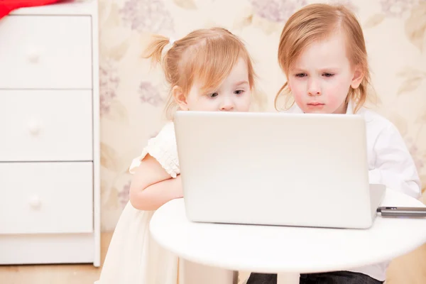 Crianças com laptop dentro de casa . — Fotografia de Stock