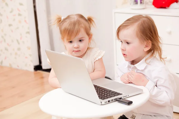 室内のラップトップを持つ子ども. — ストック写真