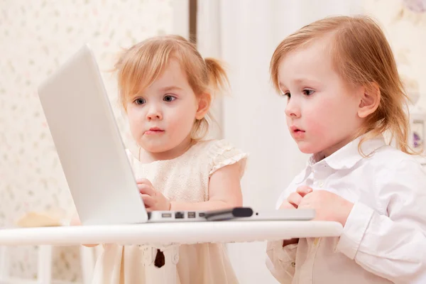 Kinderen met laptop binnenshuis. — Stockfoto