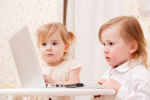 Kinderen met laptop binnenshuis. — Stockfoto