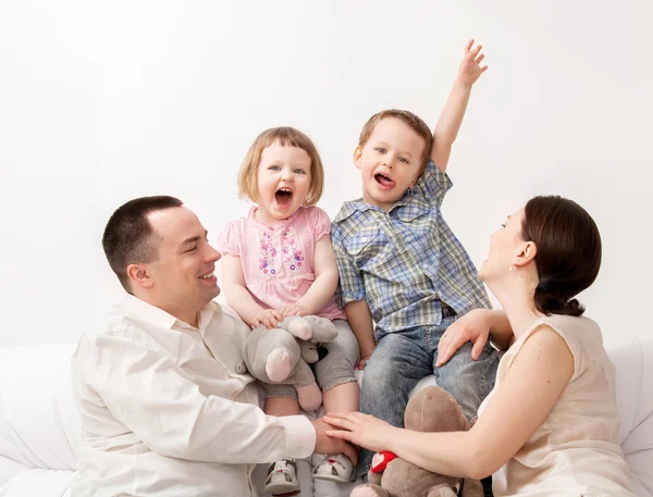 Hermosa familia feliz — Foto de Stock