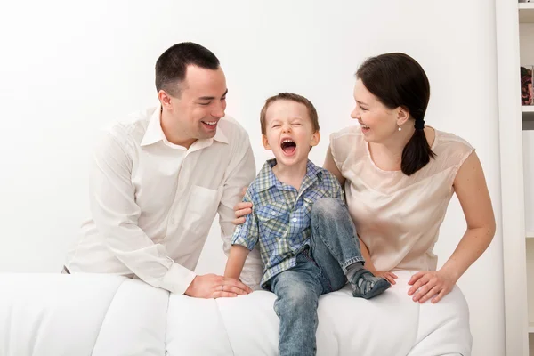 Família feliz no fundo branco — Fotografia de Stock
