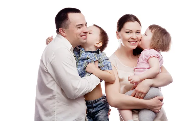 Familia joven y feliz con un niño bonito posando sobre fondo blanco —  Fotos de Stock