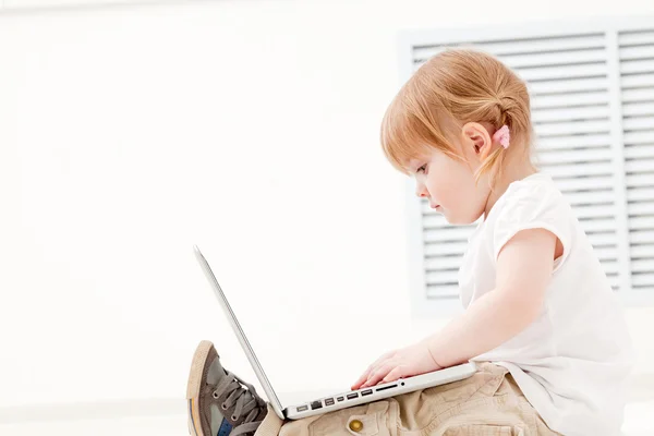 Child with laptop — Stock Photo, Image