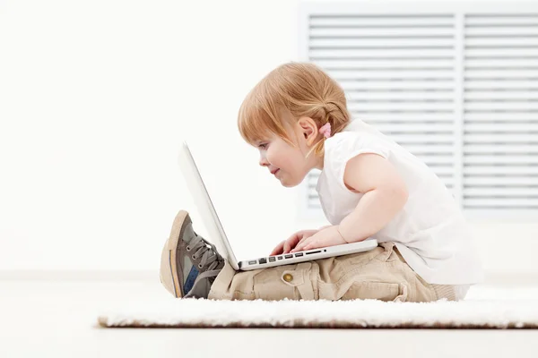 Niño con portátil — Foto de Stock