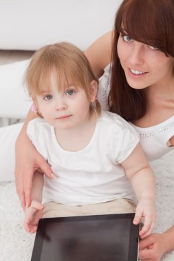 Anne ve kızı bir tablet PC'yi kullanma