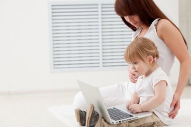 Sevgili ailem dizüstü bilgisayara bakıyor.