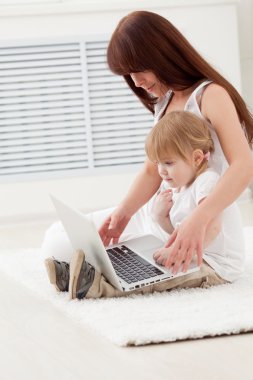 Sevgili ailem dizüstü bilgisayara bakıyor.