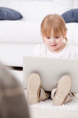 dizüstü bilgisayar ile çocuk