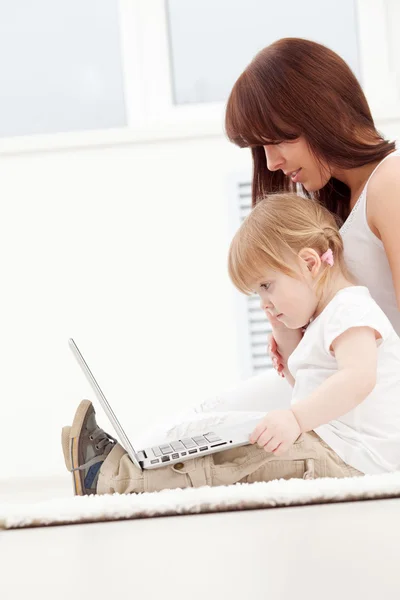 Liefdevolle familie op zoek naar een laptop — Stockfoto