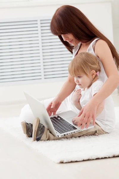 Älskade familj tittar på en bärbar dator — Stockfoto