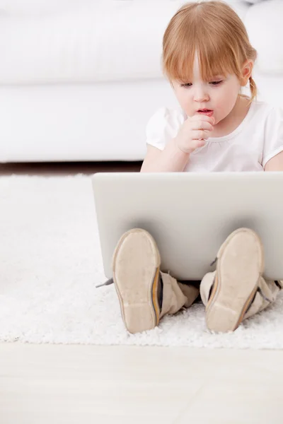 Barn med laptop — Stockfoto