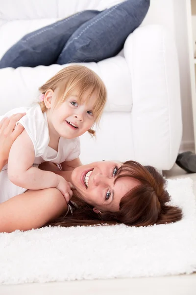 Mãe e filha em casa — Fotografia de Stock