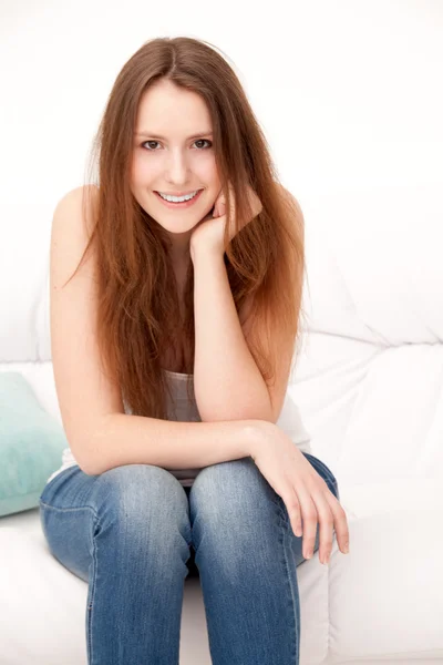 Frau sitzt auf Sofa — Stockfoto