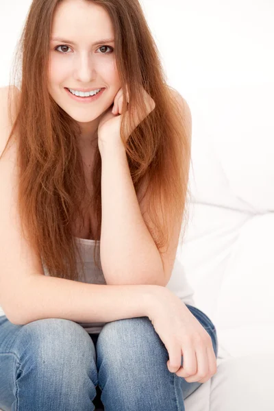 Frau sitzt auf Sofa — Stockfoto