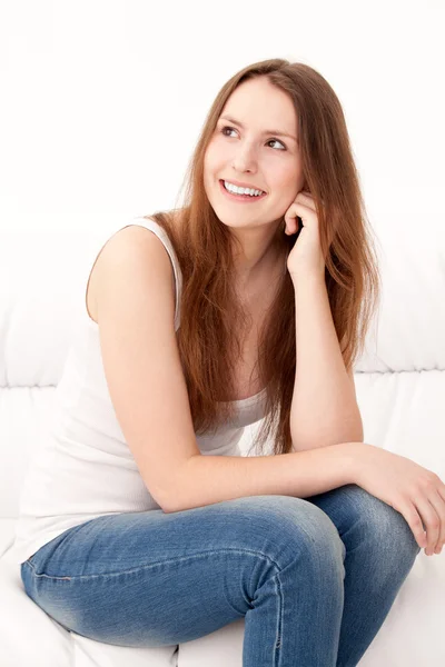 Frau sitzt auf Sofa — Stockfoto