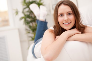 kanepede yatan kadın