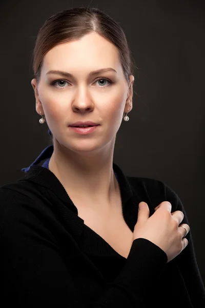 Young business woman portrait on black background — Stock Photo, Image