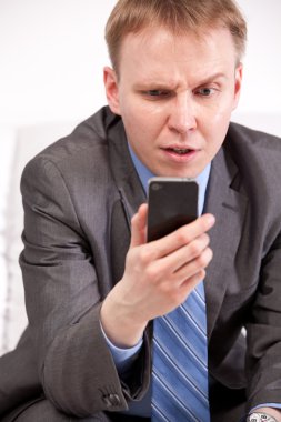 portre hayran adamın cep telefonundan arıyorum
