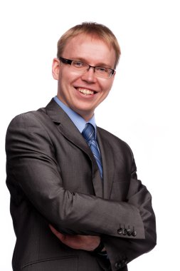 erkek takım elbise ve gözlük