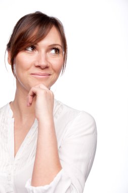 Genç kadın düşünüyor.