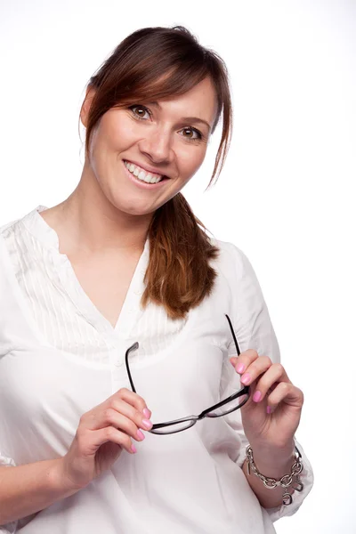 Portret van lachende vrouw met bril in haar handen — Stockfoto