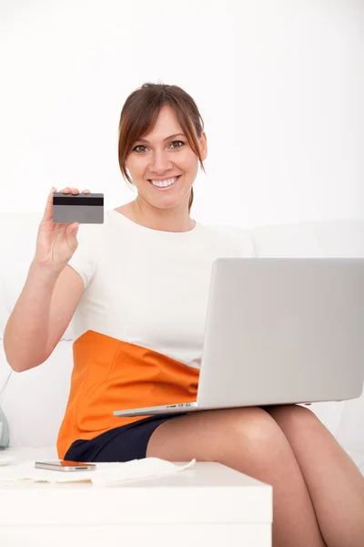 Retrato de primer plano de la mujer con un ordenador portátil y tarjeta — Foto de Stock