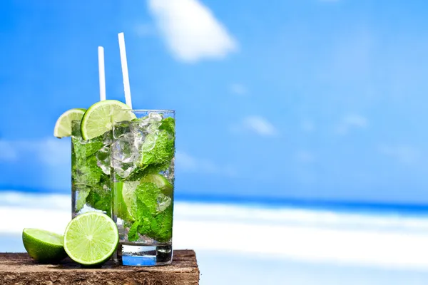 Cocktail mojito on beach — Stock Photo, Image