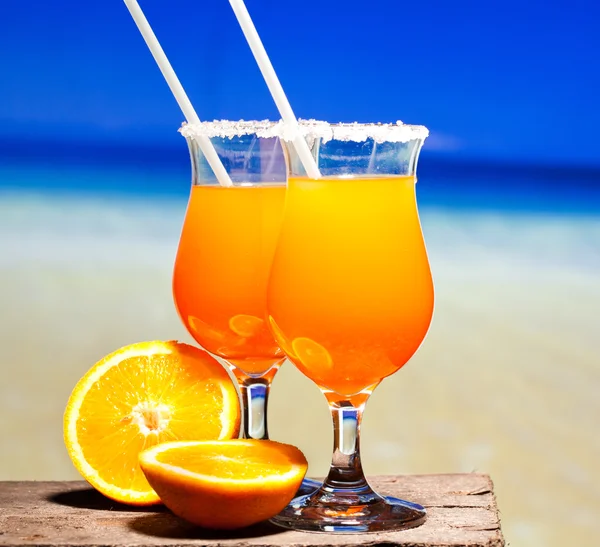 Tequila sunrise cocktail på plankor — Stockfoto