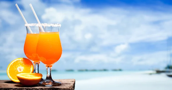 iki bocals tekila Sunrise kokteyli