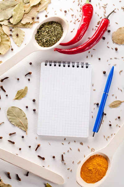 Cuaderno y pluma para escribir recetas — Foto de Stock