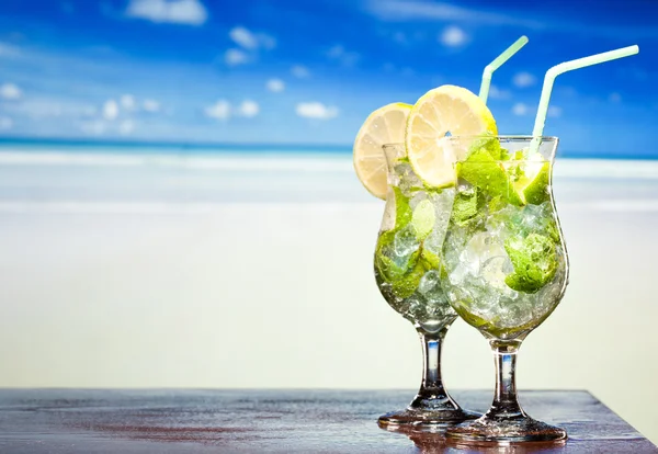 Cocktail met limoen en munt — Stockfoto