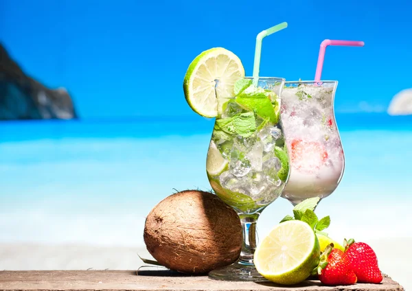 Cocktails on a beach — Stock Photo, Image