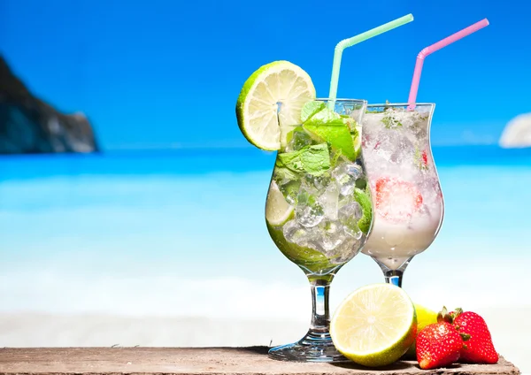 Cocktails on a beach — Stock Photo, Image