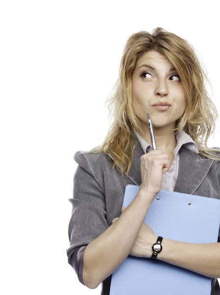 Mujer pensante con pluma y carpeta — Foto de Stock