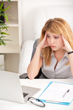 laptop ile sürpriz arayan kadın