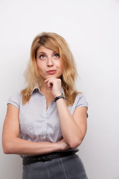 Koket vrouw met de hand op haar kin — Stockfoto