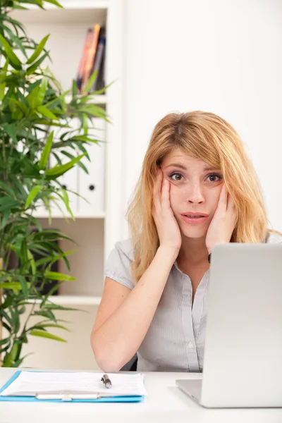 Mujer mirando sorprendido con el ordenador portátil — Foto de Stock