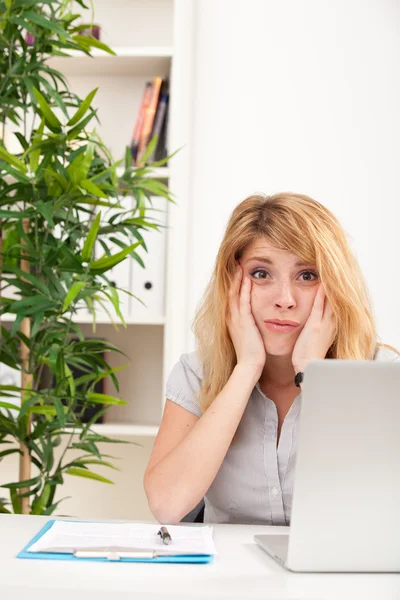 Kvinna som tittar förvånad med laptop — Stockfoto