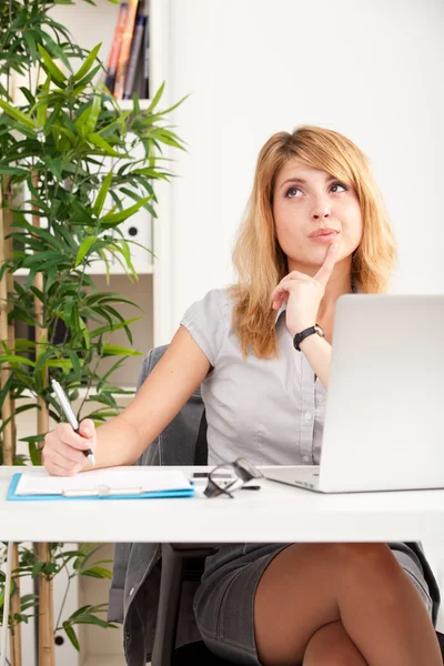 Retrato de la mujer trabajando — Foto de Stock