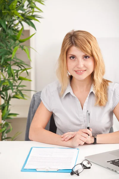 Porträt einer lächelnden Frau — Stockfoto