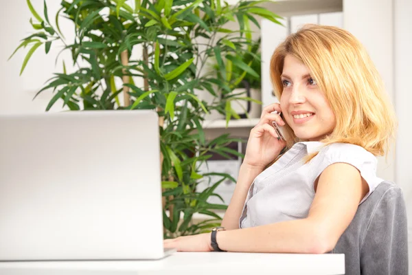 Vrouw praten op mobiele telefoon Stockfoto