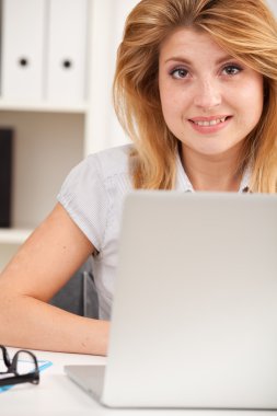 gülümseyen ofis çalışanı