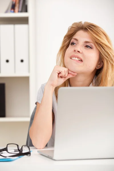 Mujer sentada en el escritorio — Foto de Stock